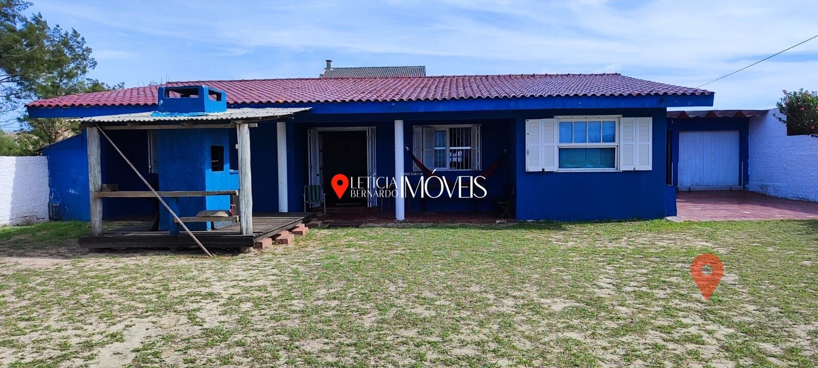 Casa Rústica com Pé Direito Alto à Venda em Balneário Pinhal — foto 1