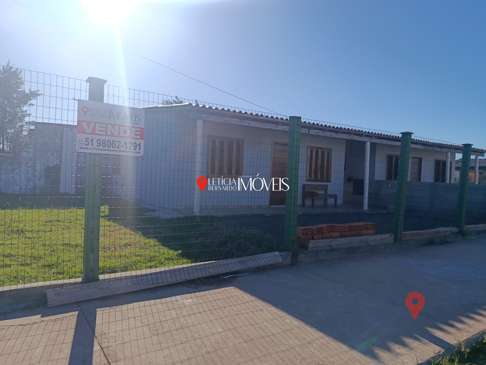 CASA DE ESQUINA COM DUAS CASAS no terreno -R$ 240 mil! — foto 2