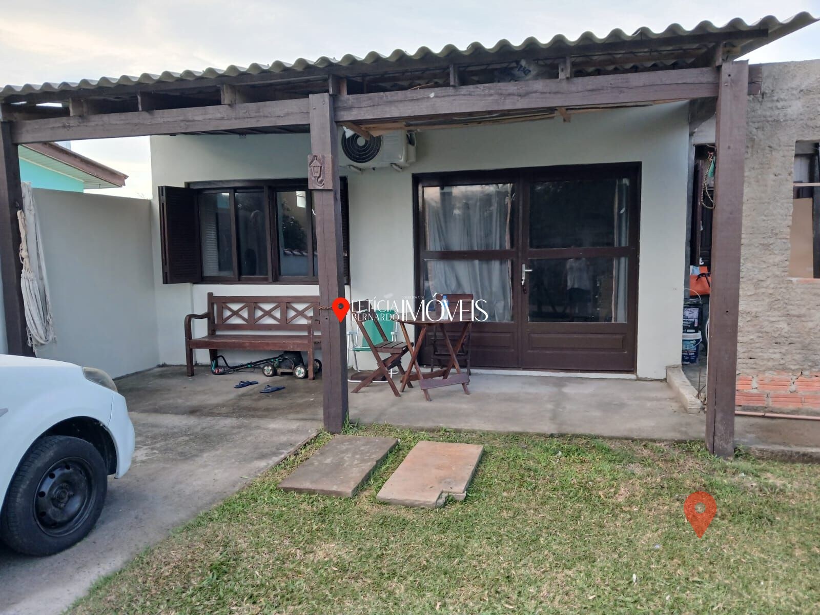 CASA DE ESQUINA EM BALNEÁRIO PINHAL — foto 2
